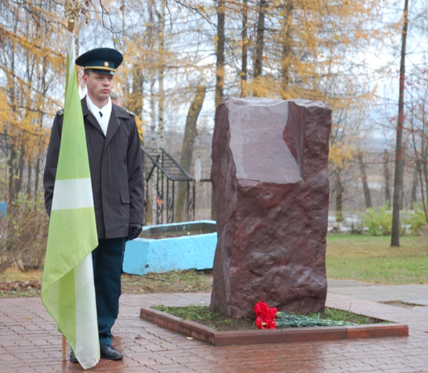 Памятный знак в месте расположения Усть-Сысольской таможни в XVII-XVIII вв. 