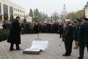 А.Ю. Бельянинов и В.К. Бояров открывают закладной камень 