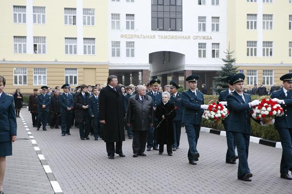 Возложение цветов к памятному Обелиску