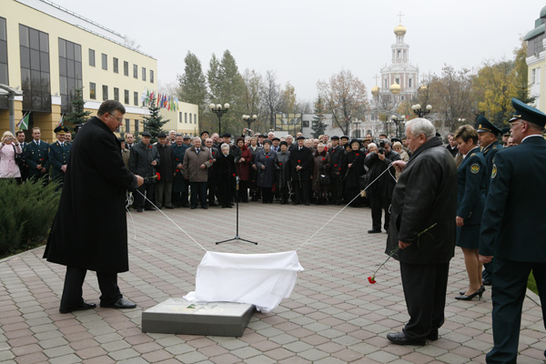 А.Ю. Бельянинов и В.К. Бояров открывают закладной камень 