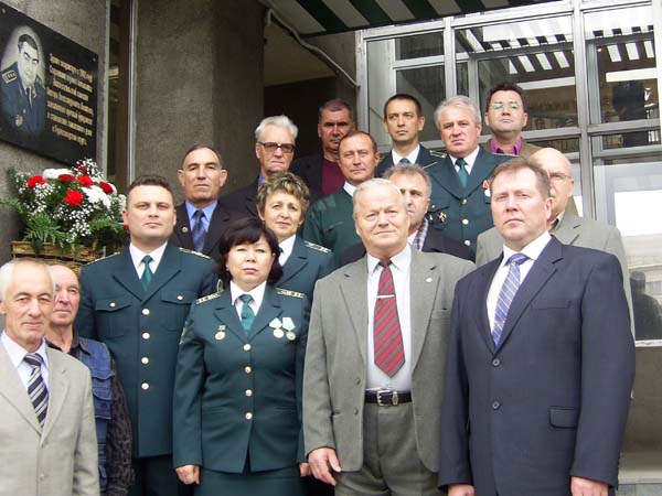 Ветераны таможенной службы около мемориальной доски первого начальника Нижнетагильской таможни В.А. Полякова 
