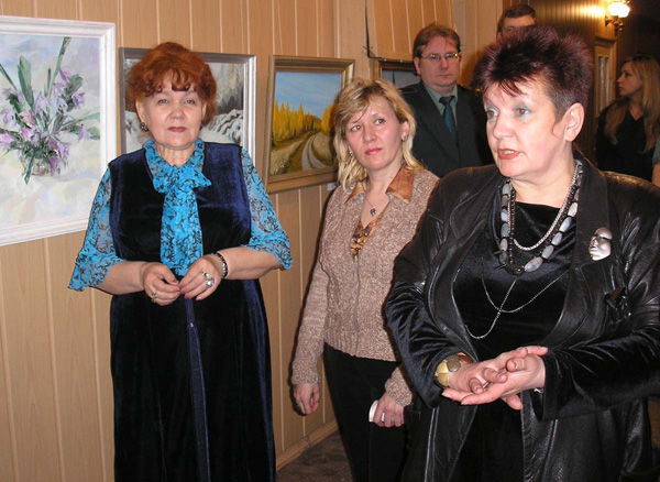 И.Б. Зиновьева, ветеран Кемеровскойтаможни - председатель объединения свободных художников"Сибирские просторы" (крайняя справа) и посетители выставки 