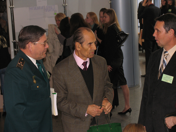 Ю.Г. Кисловский, доктор исторических наук, профессор РТА (в центре)
